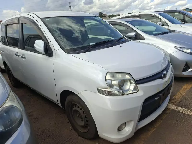 Toyota Sienta   - 2012