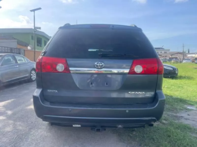 Toyota Sienna   - 2006