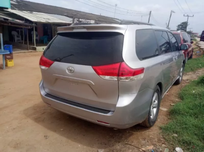 Toyota Sienna   - 2013