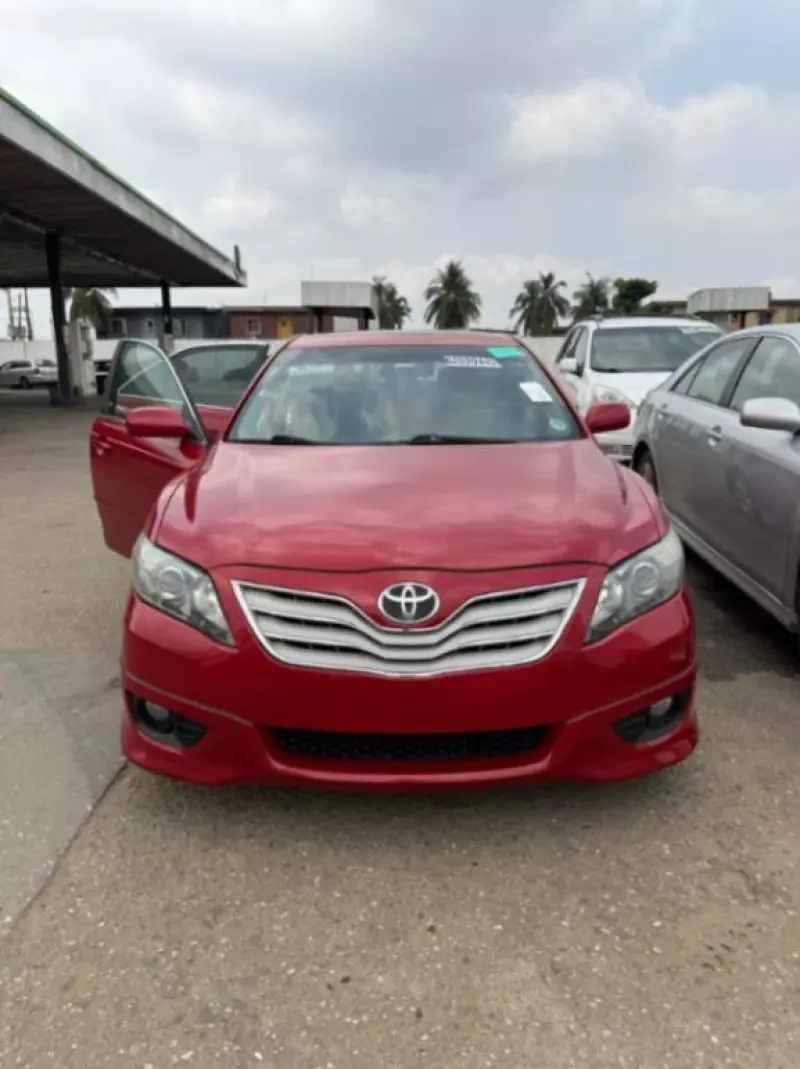 Toyota Camry   - 2010