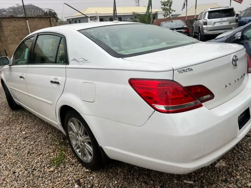Toyota Avalon   - 2009