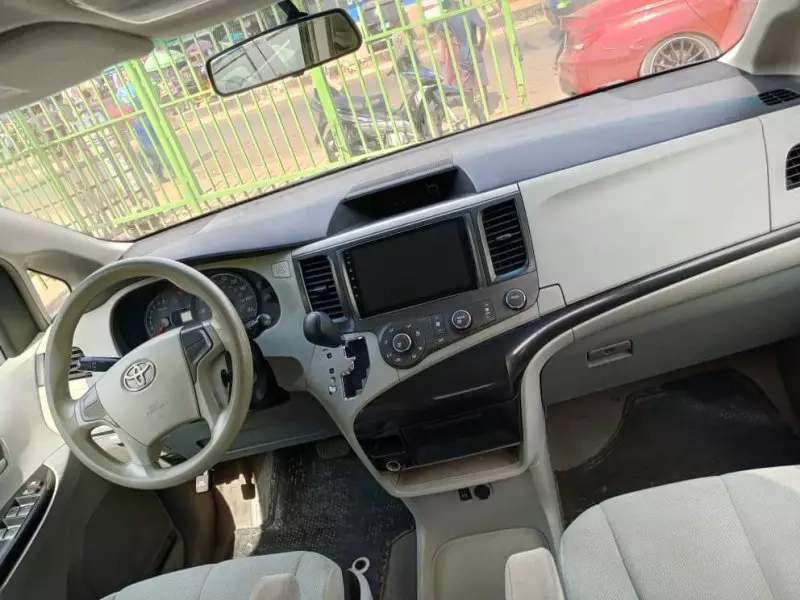 Toyota Sienna   - 2011