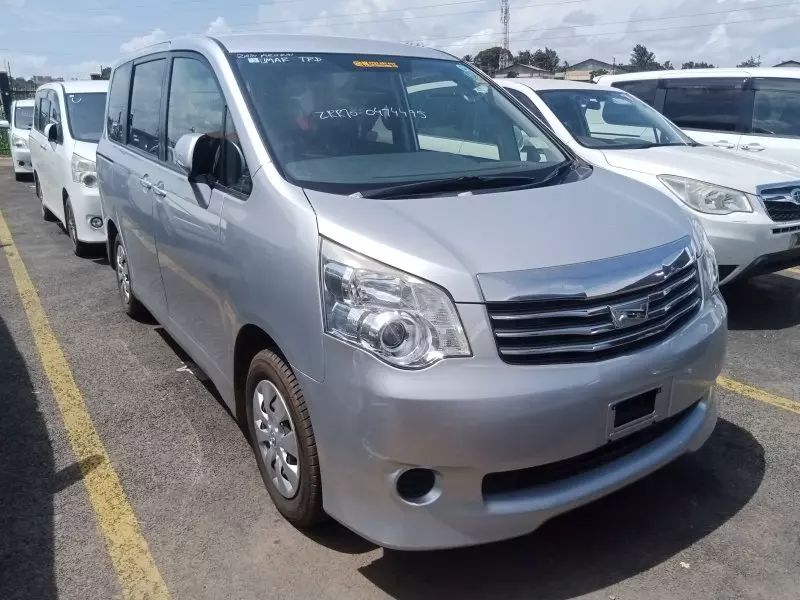 Toyota Noah   - 2012