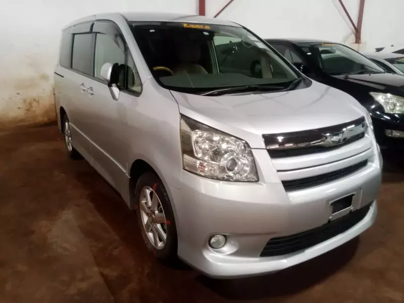Toyota Noah   - 2009