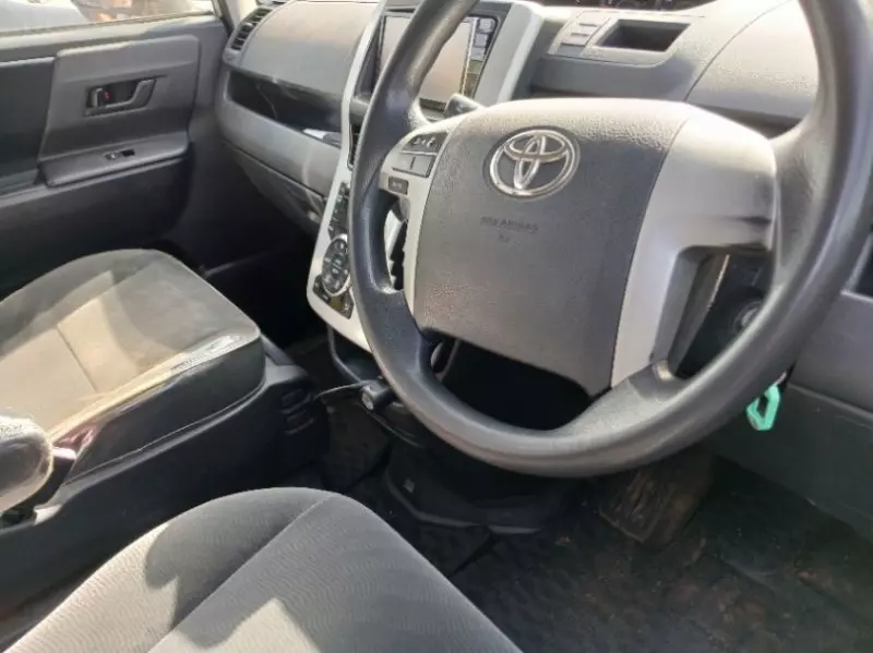 Toyota Noah   - 2011