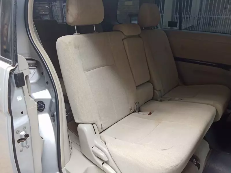 Toyota Isis    - 2013