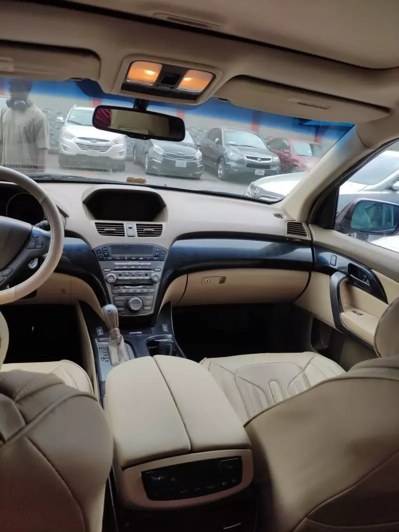 Hyundai Elantra   - 2012