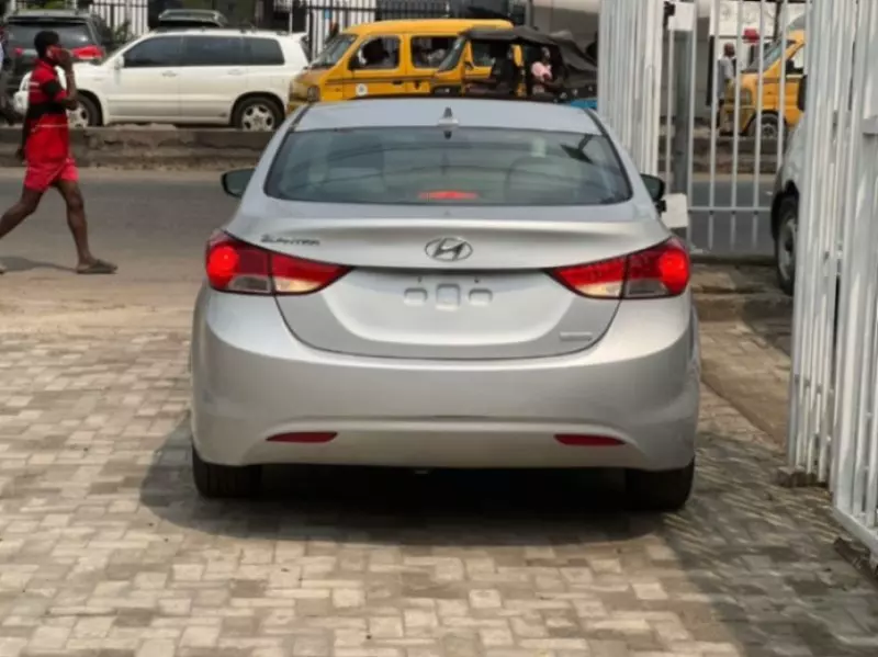 Hyundai Elantra   - 2013