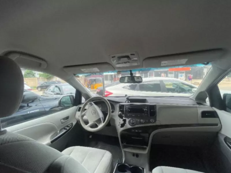 Toyota Sienna   - 2010