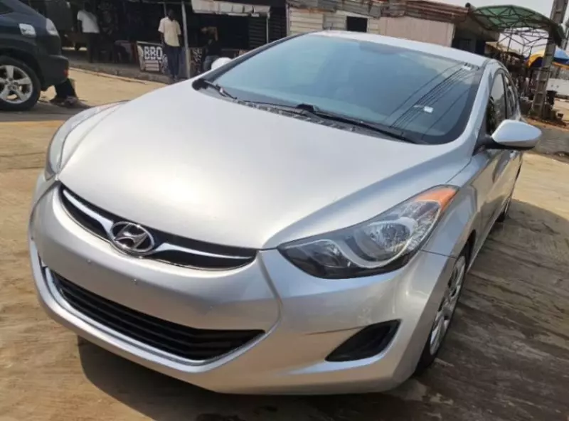 Hyundai Elantra   - 2011