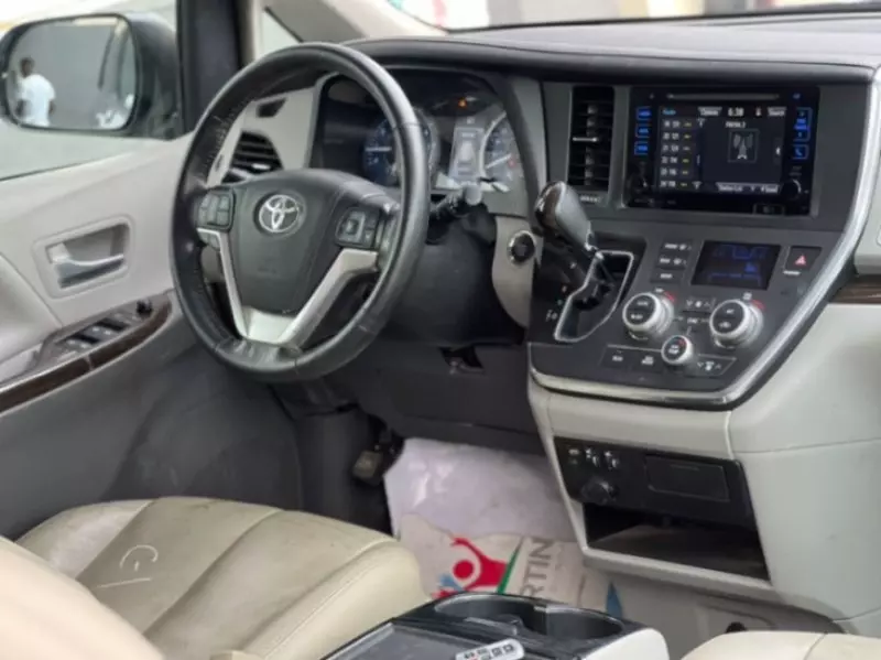 Toyota Sienna   - 2017