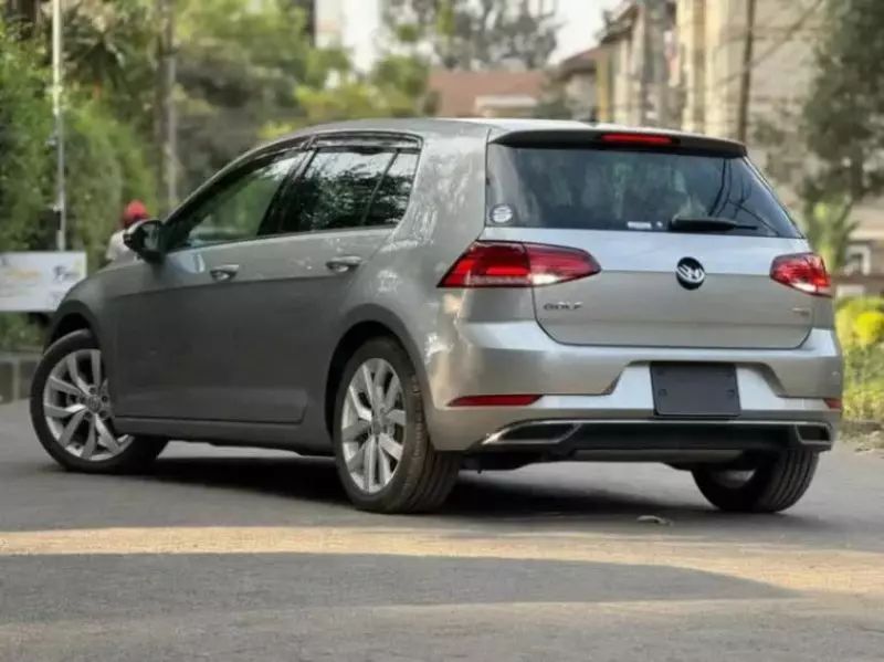 Volkswagen Golf   - 2017