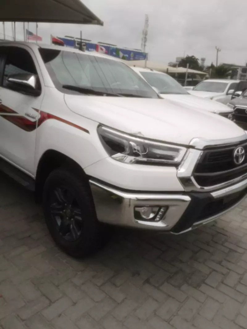 Toyota Hilux   - 2024