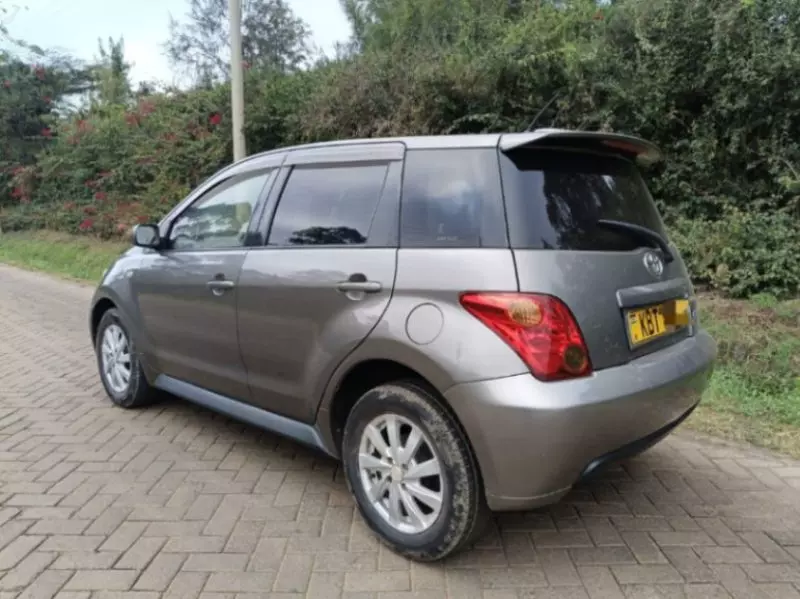 Toyota Ist    - 2005