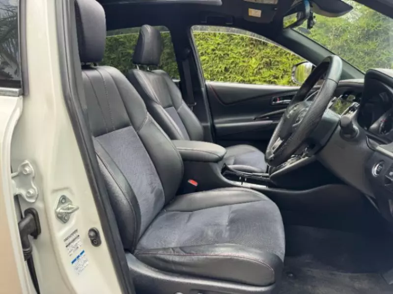 Toyota Harrier   -