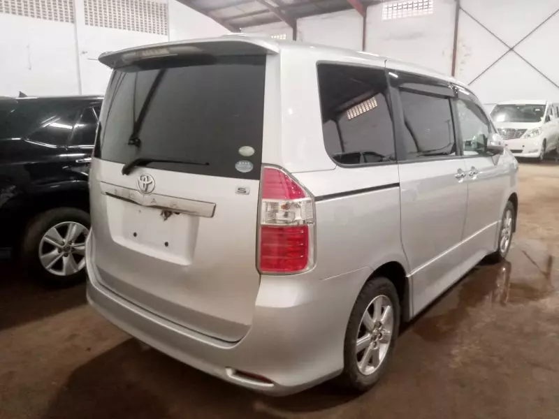 Toyota Noah   - 2009