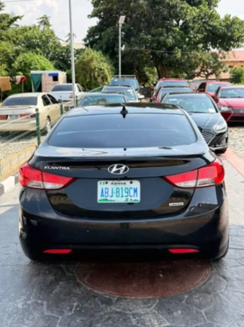 Hyundai Elantra   - 2013