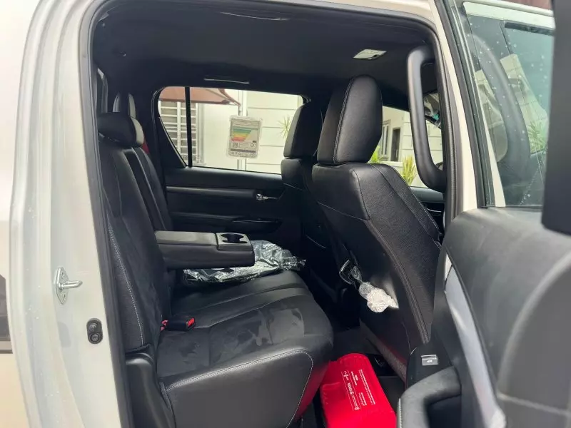 Toyota Hilux    - 2024