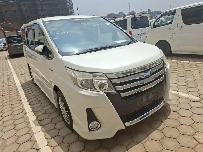 Toyota Noah Hybrid   - 2016