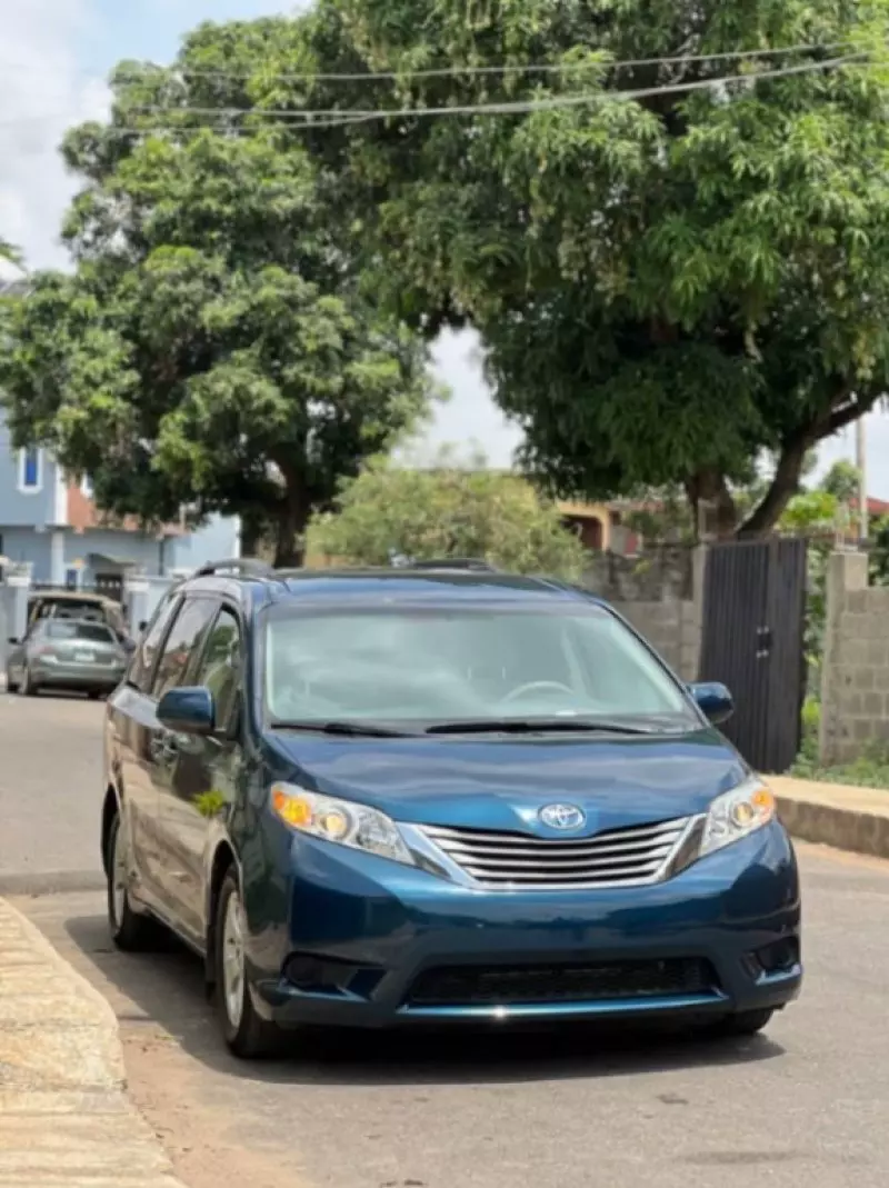 Toyota Sienna   - 2011