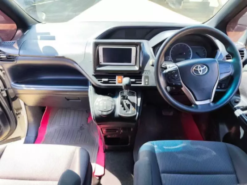Toyota Voxy    - 2013