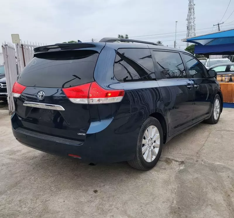 Toyota Sienna   - 2011