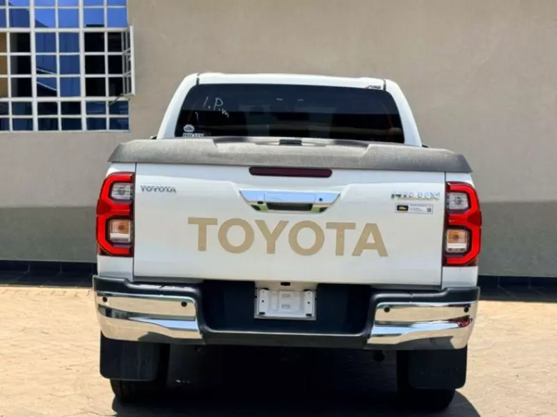 Toyota Hilux   - 2021