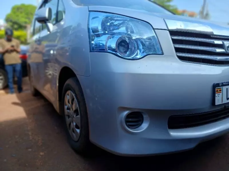 Toyota Noah   - 2011