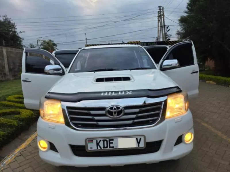 Toyota Hilux   - 2014