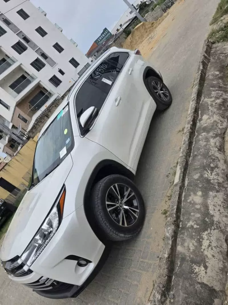 Toyota Highlander   - 2016