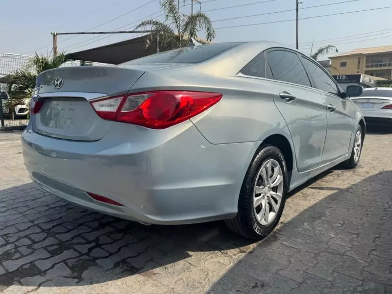Hyundai Sonata   - 2011