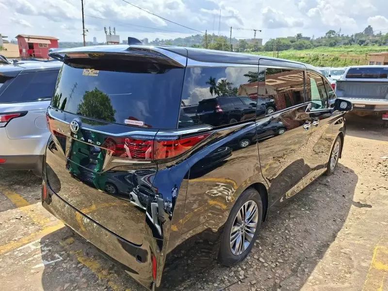 Toyota Alphard   - 2023