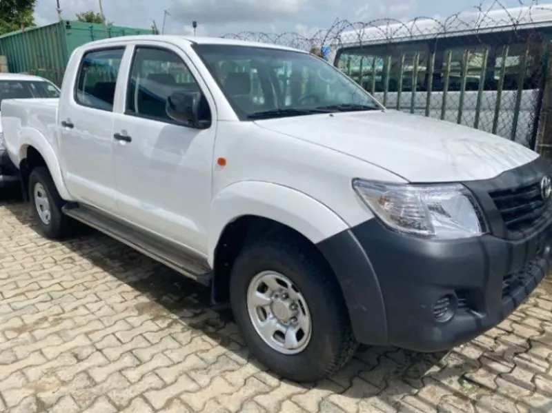 Toyota Hilux   - 2013