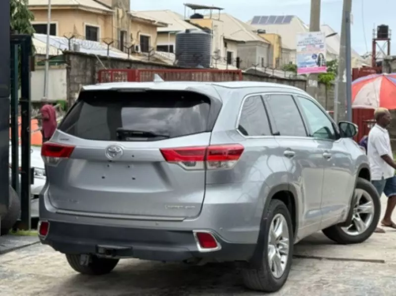 Toyota Highlander   - 2016