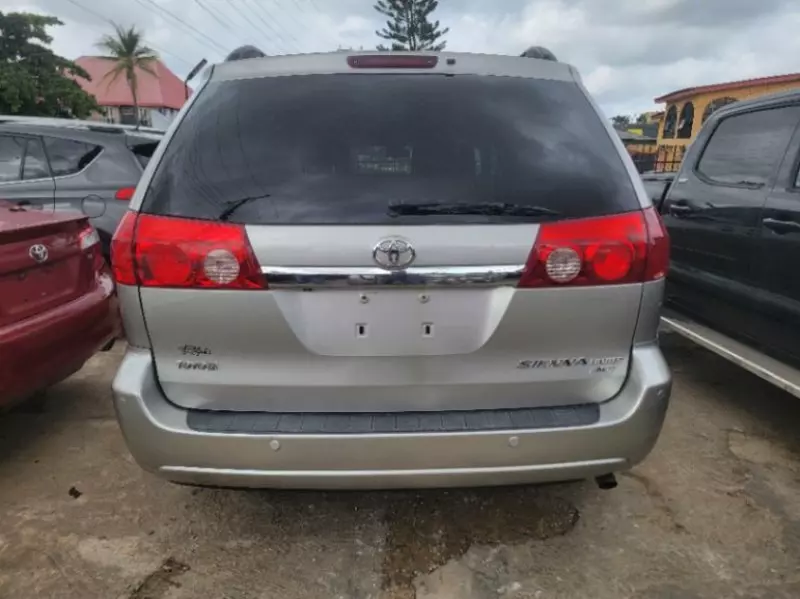 Toyota Sienna   - 2010