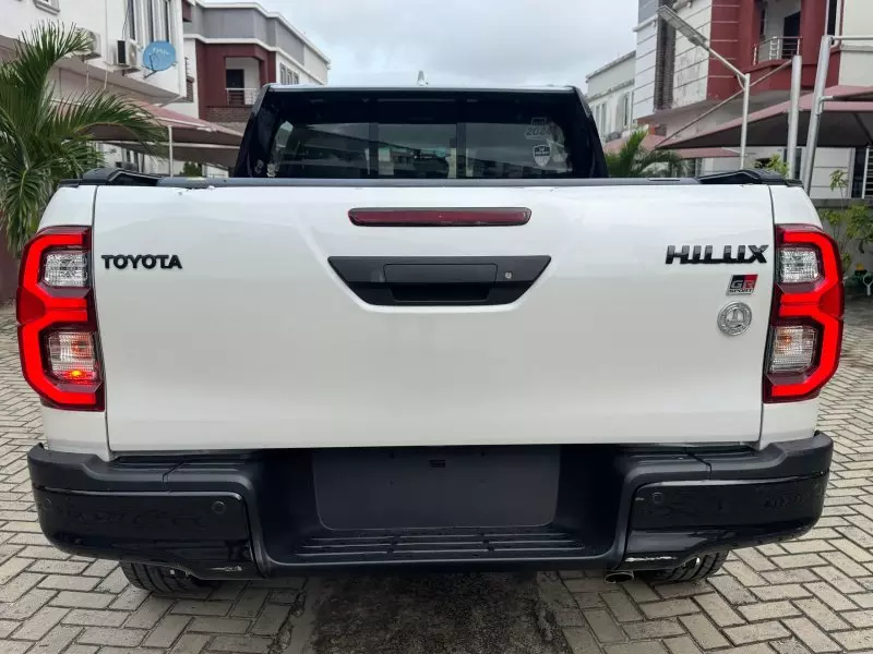Toyota Hilux    - 2024