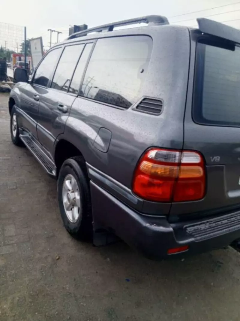 Toyota Land Cruiser   -