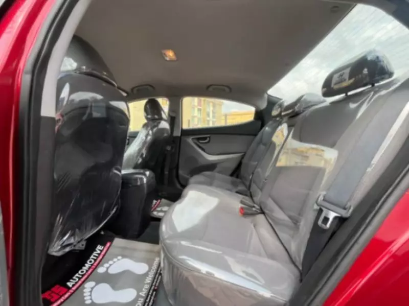 Hyundai Elantra   - 2012