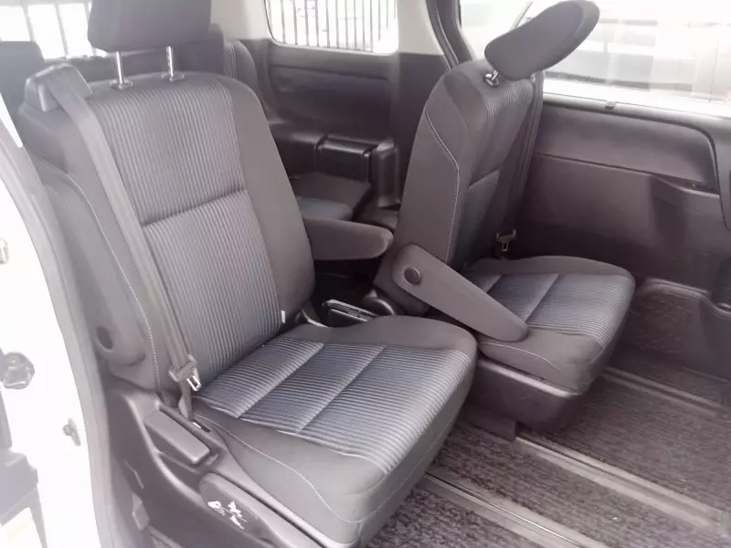 Toyota Noah   - 2015