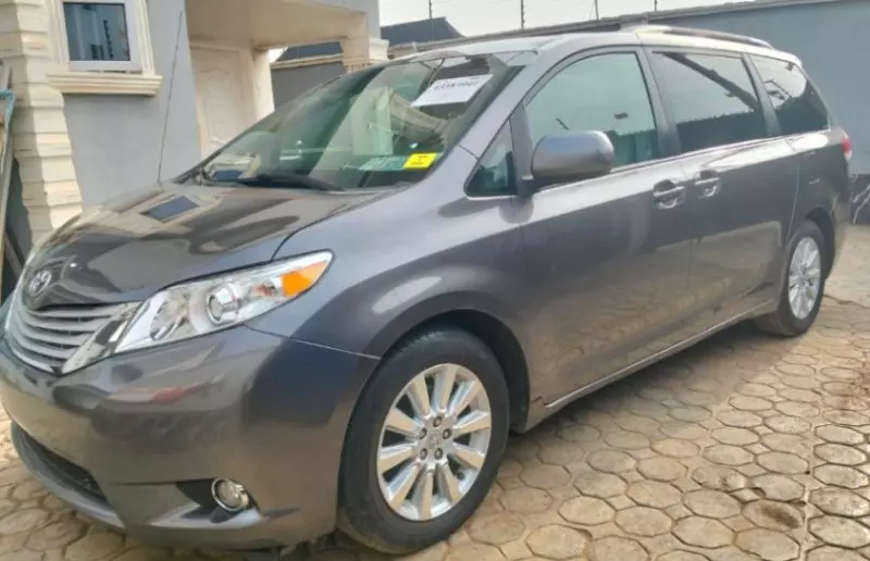 Toyota Sienna - 2011