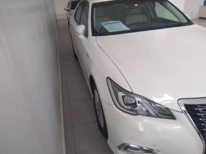 Toyota Crown   - 2016