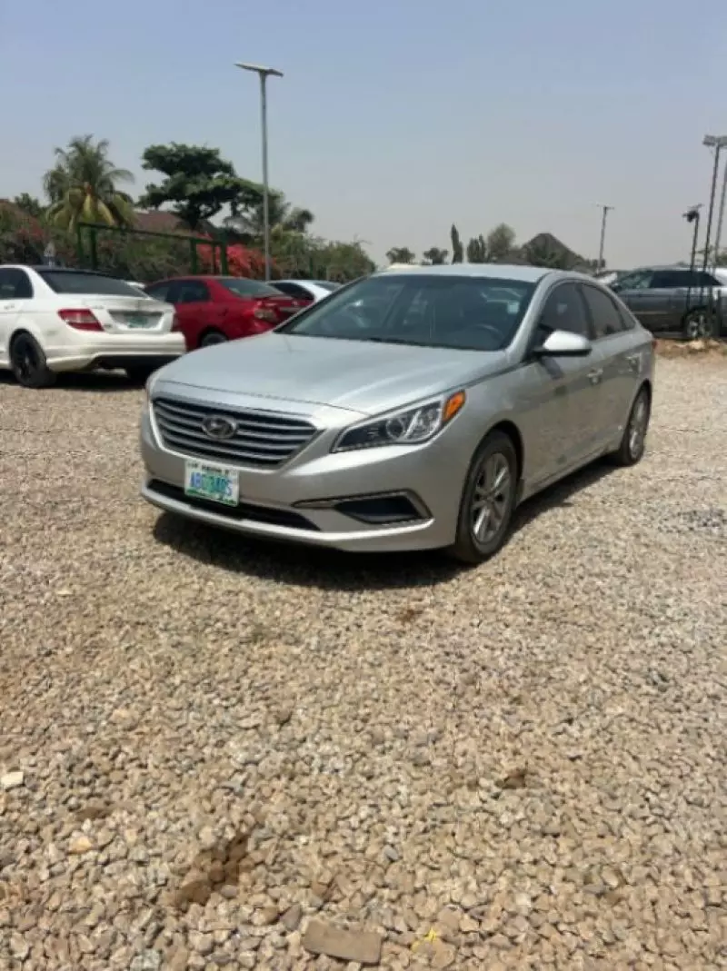 Hyundai Sonata   - 2012