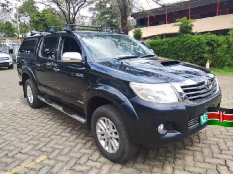 Toyota Hilux   - 2015