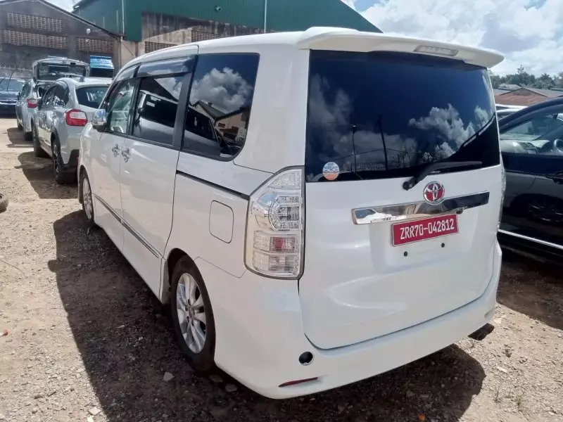 Toyota Noah   - 2011