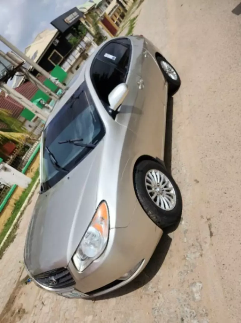 Hyundai Elantra   - 2009