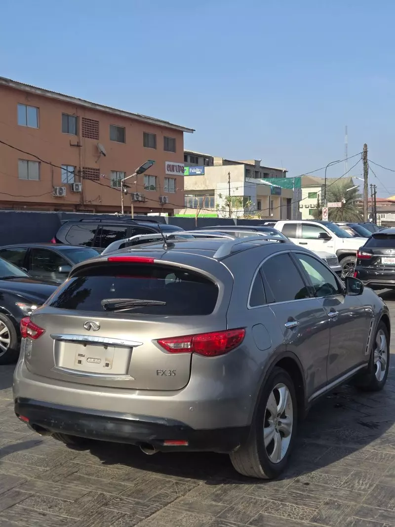 Infiniti FX 35   - 2010