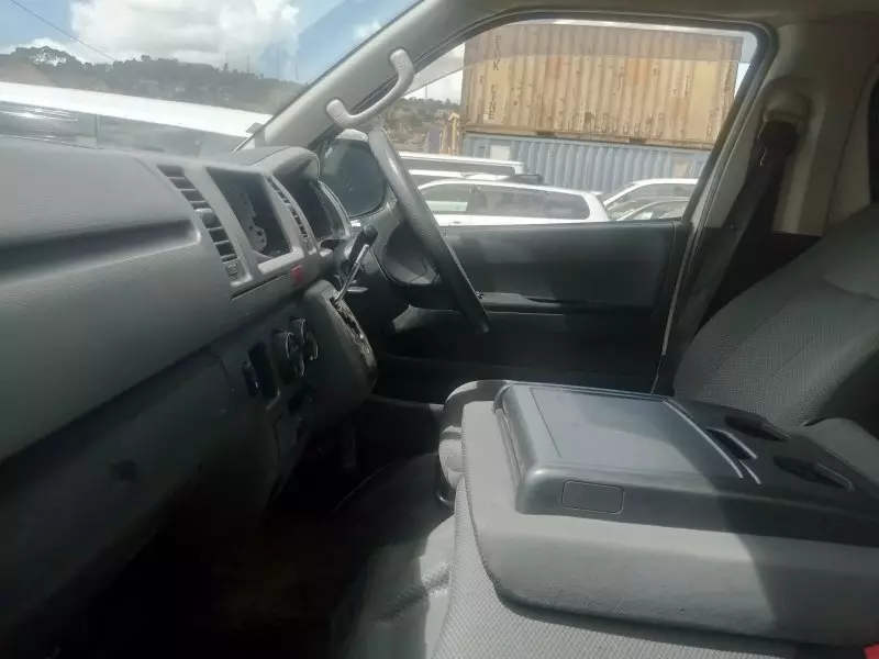 Toyota Hiace   - 2011