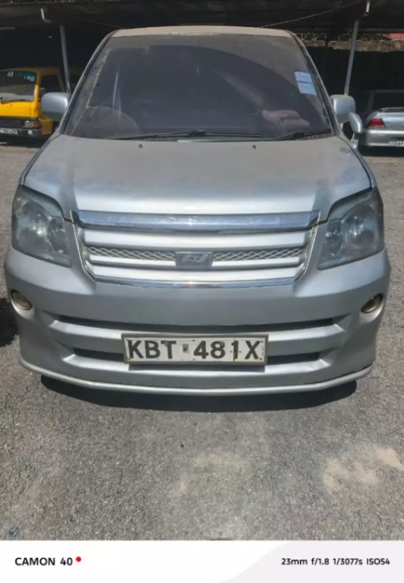 Toyota Noah   - 2005