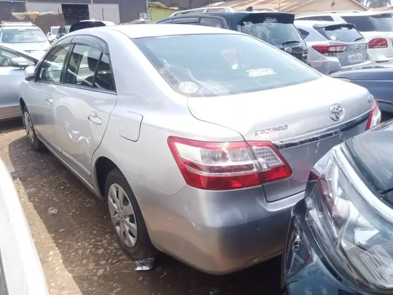 Toyota Premio    - 2012