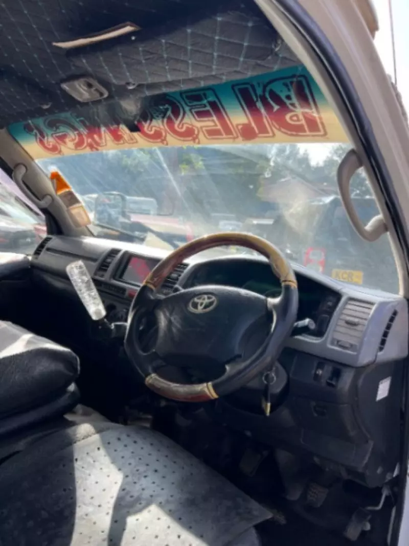 Toyota Hiace   - 2011